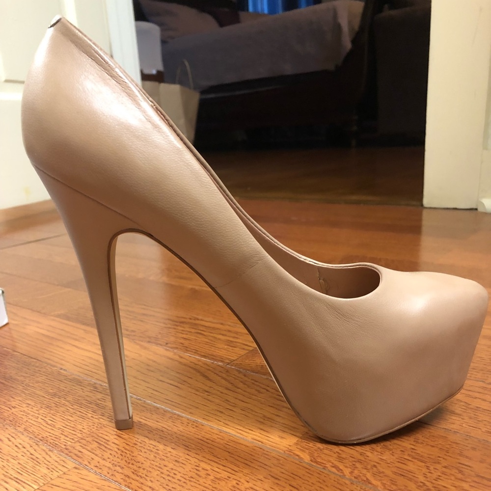 Steve Madden Like New Nude Heels